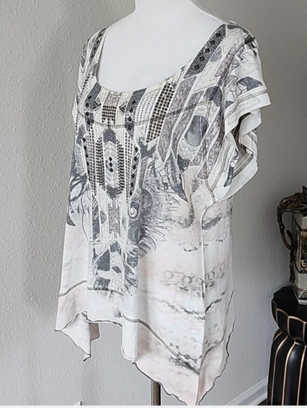 ONE WORLD Asymmetrical Gray and White Blouse - Picture 4 of 14
